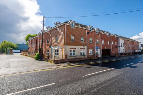 2 bed property, in The Waterglades, £110,000