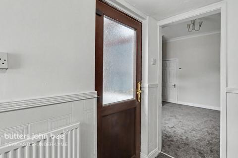 2 bed property, in Heathcote Street, £120,000