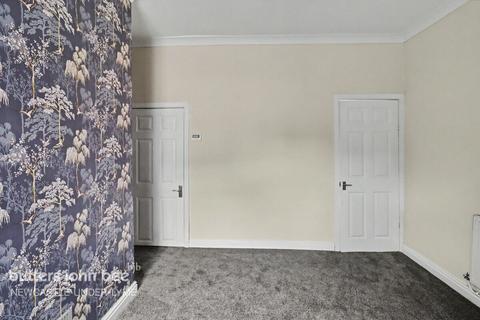 2 bed property, in Heathcote Street, £120,000