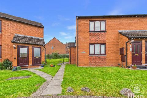 2 bed property, in Hawthorn Court, £125,000