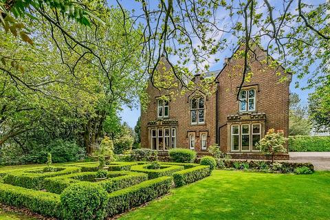 5 bed property, in Lambley Bank, £985,000