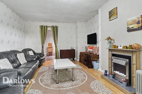 2 bed property, in Albert Road, £130,000