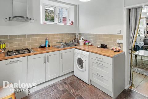 2 bed property, in Albert Road, £130,000