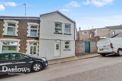 2 bed property, in Albert Road, £120,000