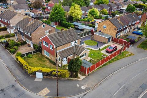 3 bed property, in Dovedale Avenue, £350,000