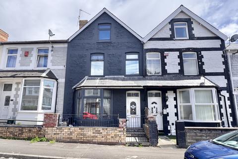 5 bed property, in Regent Street, £270,000