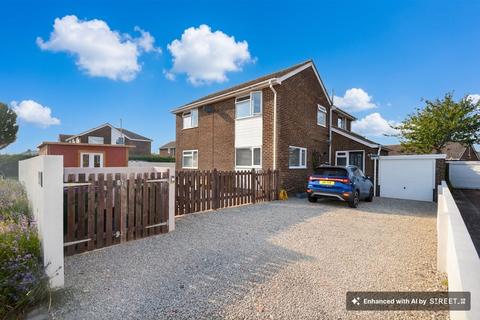 5 bed property, in Blenheim Road, £530,000
