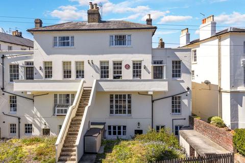3 bed property, in Grove Hill Gardens, £500,000
