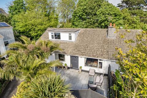 5 bed property, in Hellesvean Close, £550,000
