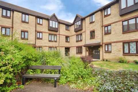 2 bed property, in Spring Close, £200,000
