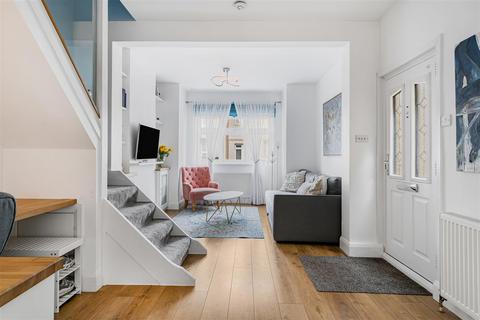 2 bed property, in Collingwood Road, £425,000
