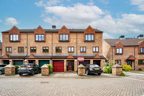 3 bed property, in De Grey Court, £425,000