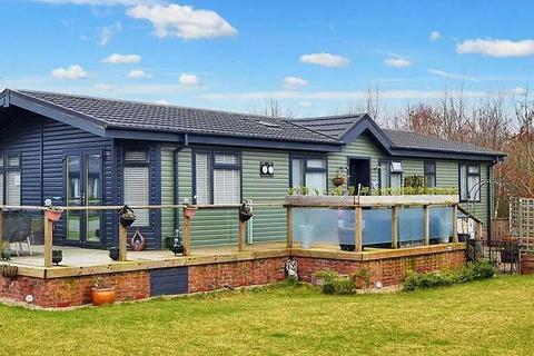 2 bed property, in 89 Heron Lakes Holiday Park, £175,000