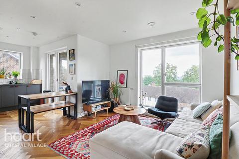 1 bed property, in Sylvan Hill, £325,000