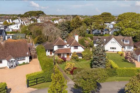 5 bed property, in Sea Way, £795,000