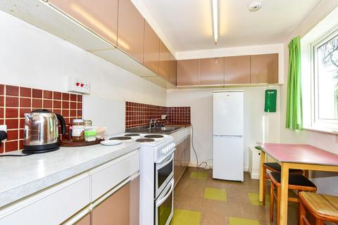 3 bed property, in Graham Road, £175,000