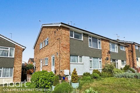 2 bed property, in Suffolk Close, £150,000
