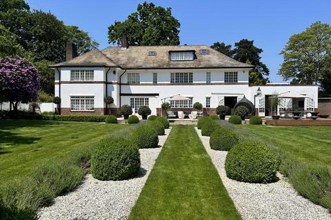 5 bed property, in The Warren, £2,595,000