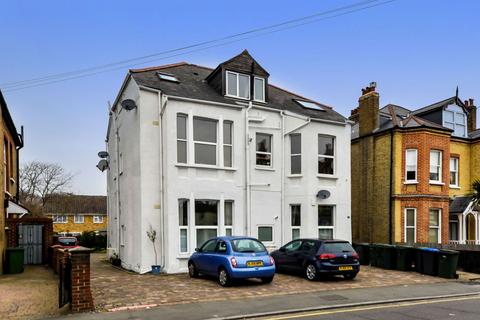 1 bed property, in Cambridge Road, £180,000