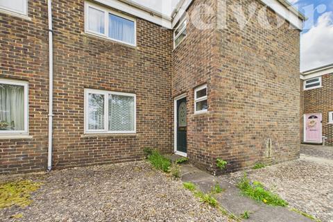 3 bed property, in Lawrence Close, £270,000