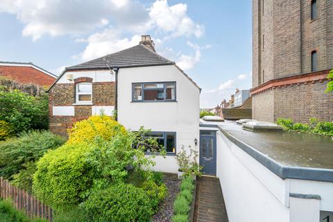 4 bed property, in Woodcot Cottages, £695,000