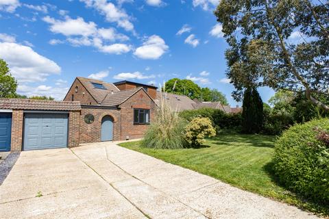 3 bed property, in Oakroyd Close, £600,000