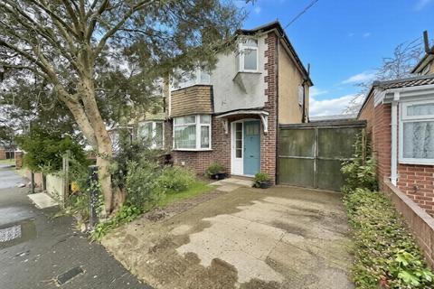 3 bed property, in Nield Road, £585,000