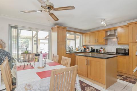 3 bed property, in Saffron Lane, £265,000