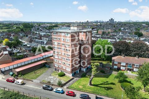 1 bed property, in Hepworth Court, £125,000