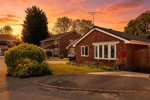 2 bed property, in Eland Close, £220,000