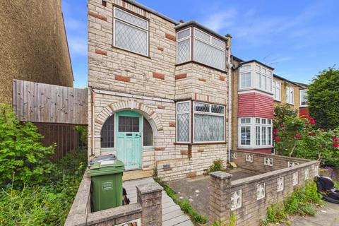 3 bed property, in Como Road, £635,000