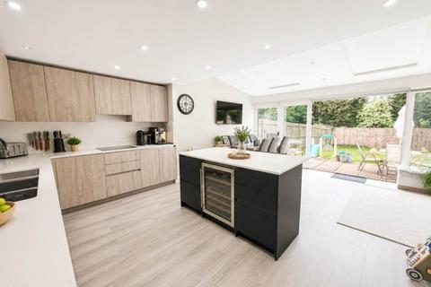 3 bed property, in Gables Avenue, £750,000