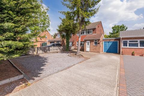 3 bed property, in Parlaunt Road, £600,000