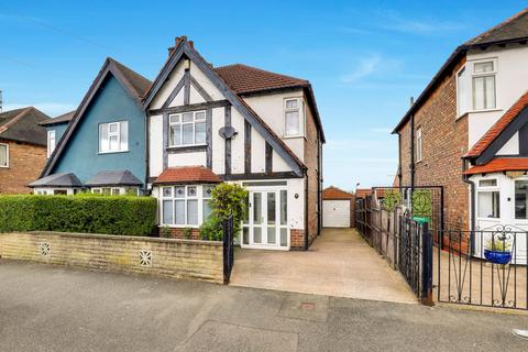 3 bed property, in Wimbledon Road, £250,000