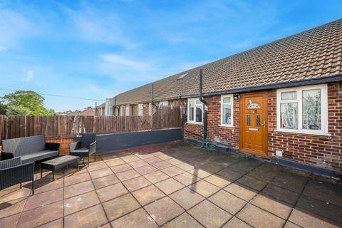 2 bed property, in Parsonage Manorway, £150,000