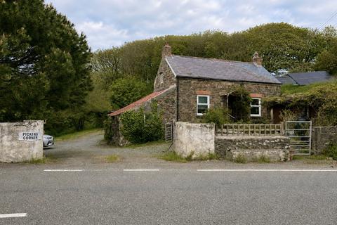 2 bed property, in Walwyns Castle, £325,000