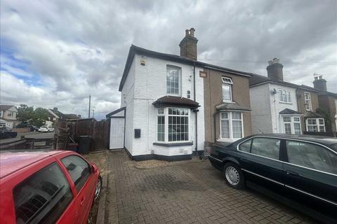2 bed property, in Staines Road, £439,950