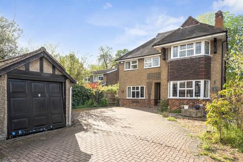 4 bed property, in Squirrels Way, £900,000