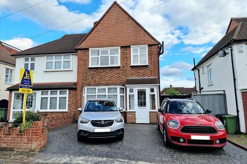 3 bed property, in Daneswood Avenue, £549,950