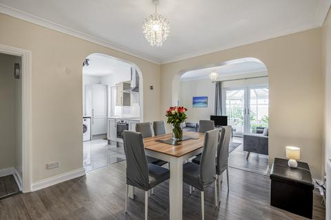 3 bed property, in Thong Lane, £650,000