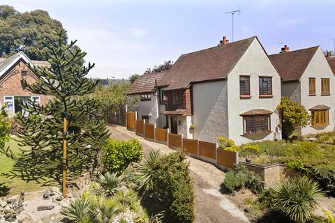 4 bed property, in Bourne Road, £450,000