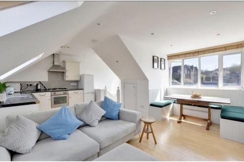 3 bed property, in Woolwich Road, £425,000