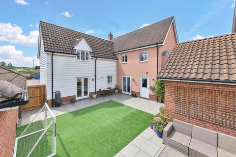 4 bed property, in Lily Close, £435,000
