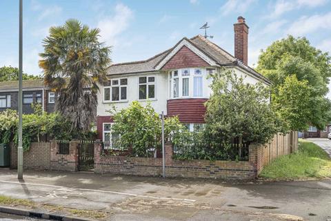 4 bed property, in Staines Road West, £725,000