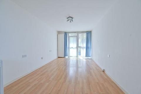 1 bed property, in Harfield Gardens, £330,000