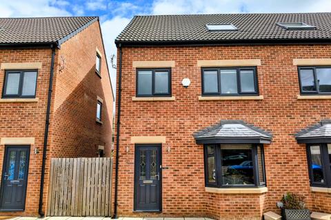 3 bed property, in Kingsway Grove, £299,000