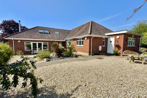 6 bed property, in Green Lane, £650,000