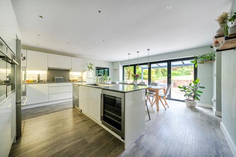 5 bed property, in Wash Water, £885,000