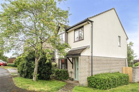 3 bed property, in Manor Court, £330,000