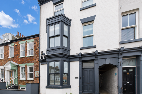 2 bed property, in Silver Street, £195,000